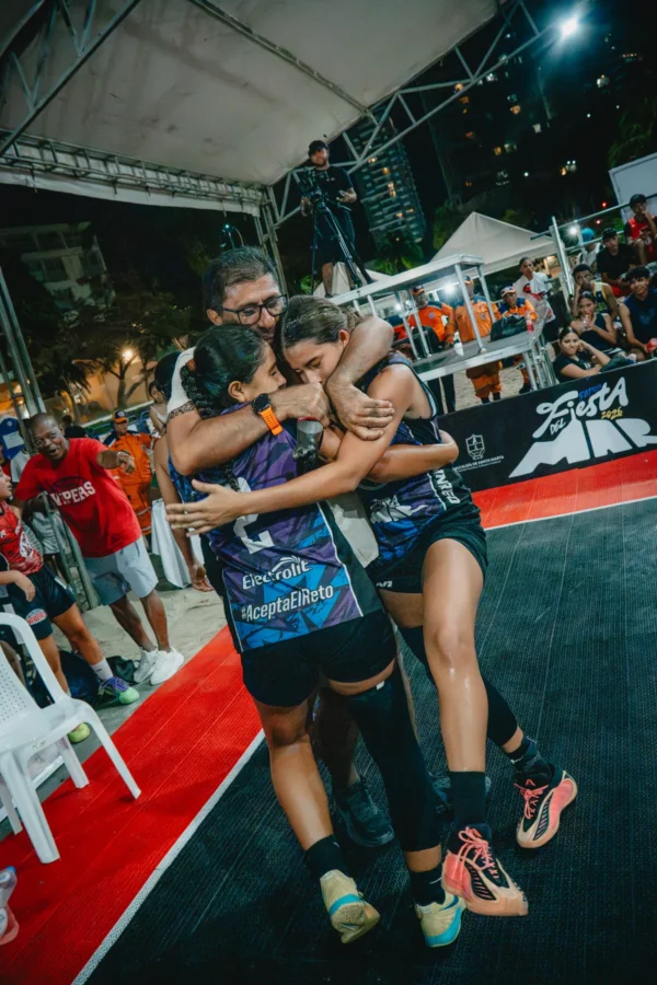 Un familiar abraza emocionado a dos jugadoras U15 tras la final, RETO 3x3 Santa Marta 2026