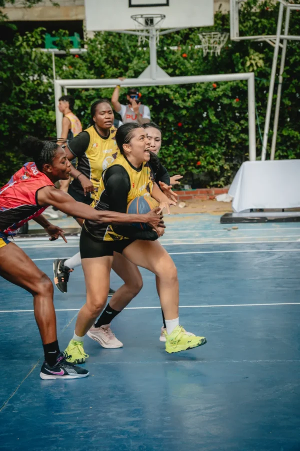 Jugadora ataca con determinación entre dos defensoras rivales, RETO 3x3 Santa Marta 2026