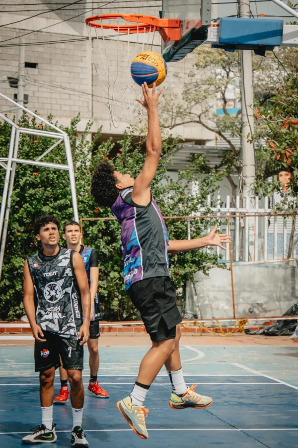 Jugador finaliza una bandeja en el aro ante la mirada de sus compañeros, RETO 3x3 Santa Marta 2026
