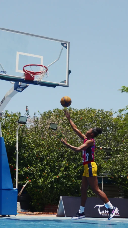 Jugadora finaliza una bandeja bajo el cielo abierto de Santa Marta, RETO 3x3 2026