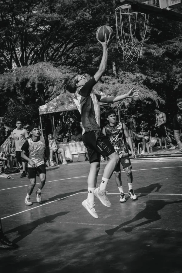 Bandeja en extensión total sobre el aro durante el RETO 3x3 Santa Marta 2026