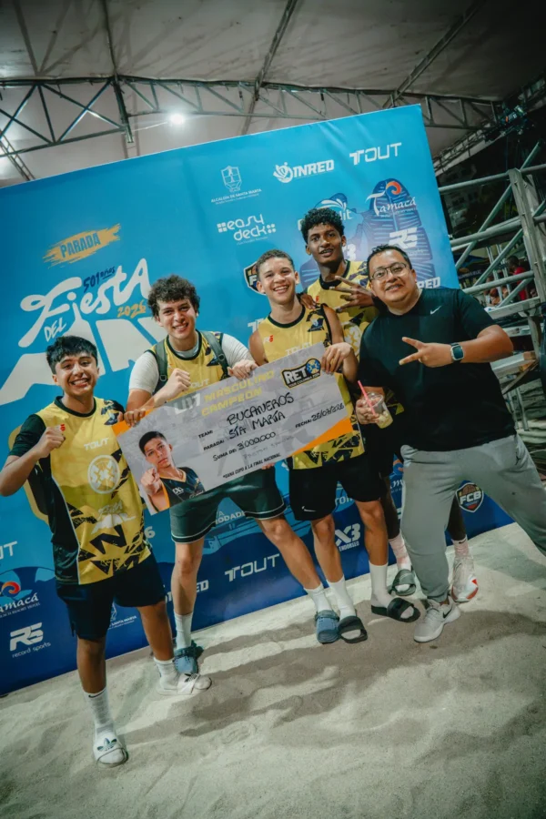 Equipo campeón U17 posando con el cheque de premiación, RETO 3x3 Santa Marta 2026