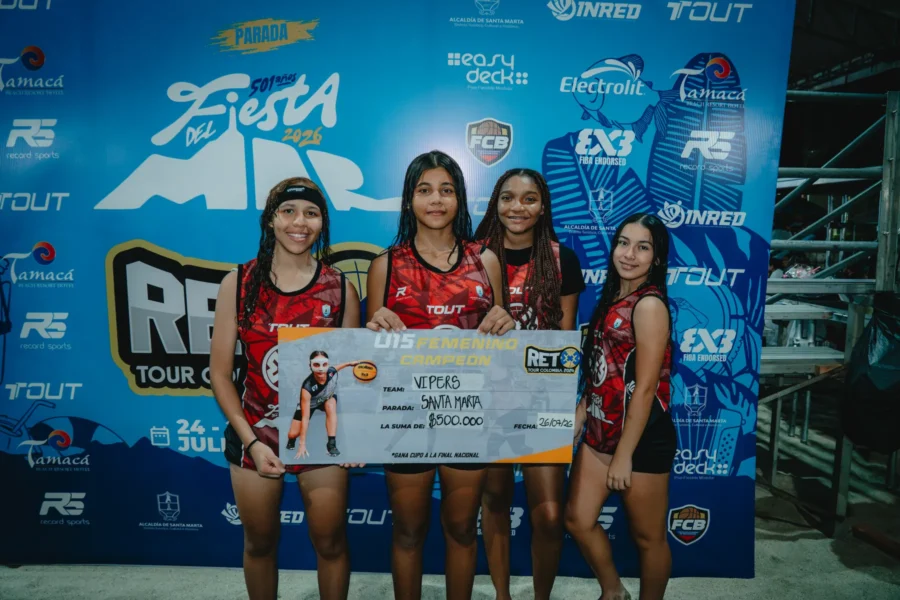 Equipo Vipers celebra el título campeón U15 femenino con su cheque de premiación, RETO 3x3 Santa Marta 2026