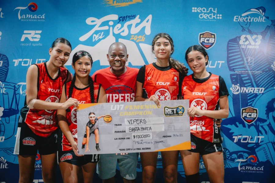 Equipo Vipers campeón U17 femenino sostiene el cheque de premiación junto a su entrenador, Santa Marta 2026
