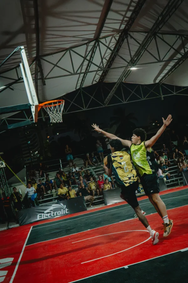 Jugador U17 celebrando con los brazos en alto cerca del aro, RETO 3x3 Santa Marta 2026