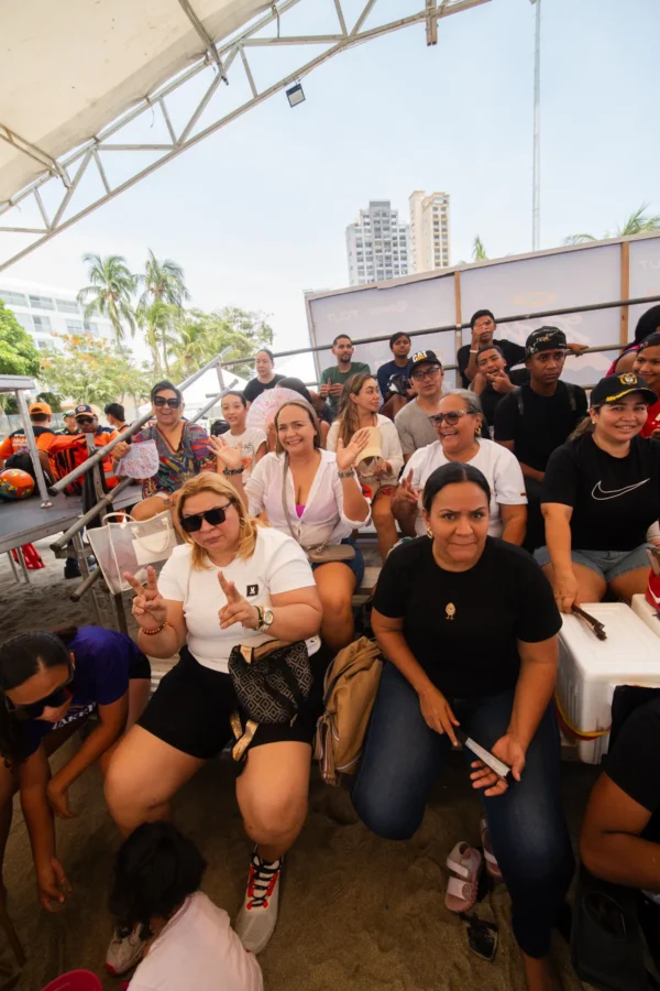 Grupo de mujeres celebra con señales de victoria en las gradas, RETO 3x3 Santa Marta 2026