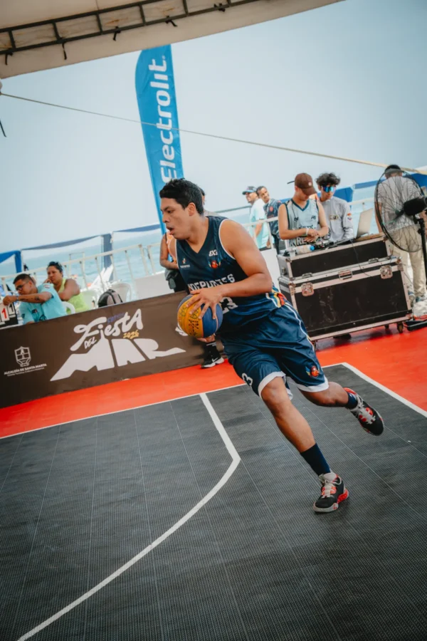 Jugador conduce el balón con fuerza junto al mar de Santa Marta, RETO 3x3 2026
