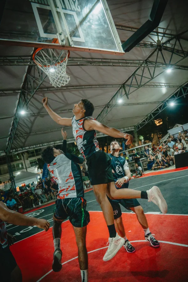 Jugador se eleva a definir bajo el tablero de Santa Marta, RETO 3x3 2026
