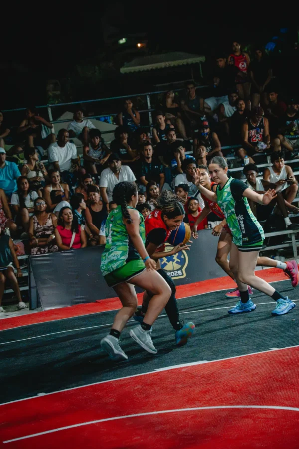 Jugadoras U17 se disputan el balón en una jugada intensa frente al público, RETO 3x3 Santa Marta 2026