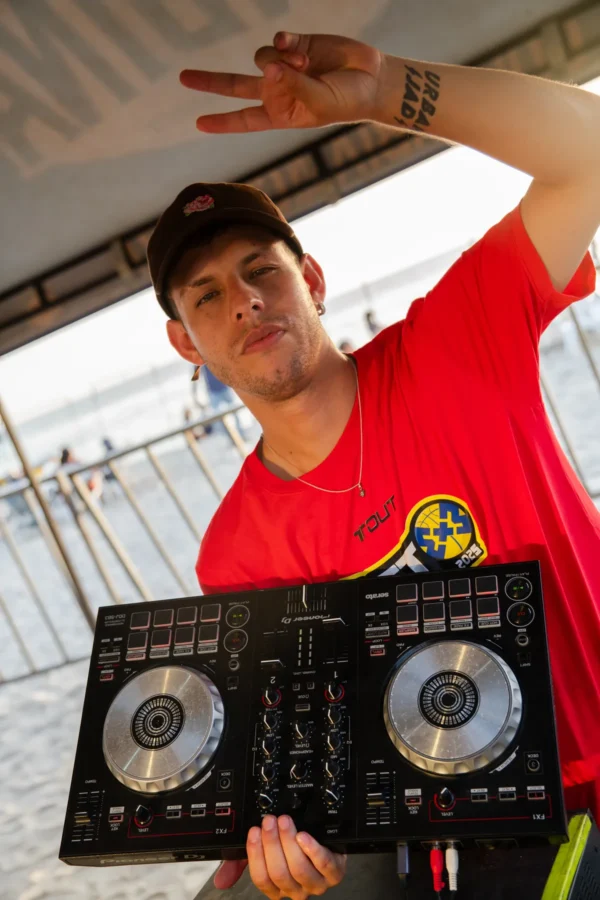 DJ animando el ambiente con camiseta oficial RETO 3x3 en Santa Marta 2026