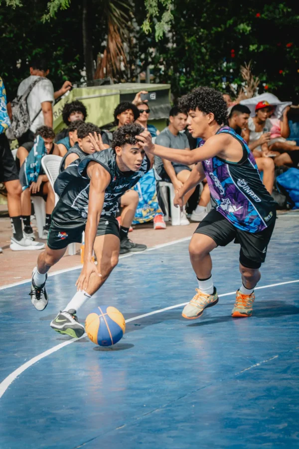 Duelo intenso por el balón entre dos jugadores frente al público, RETO 3x3 Santa Marta 2026