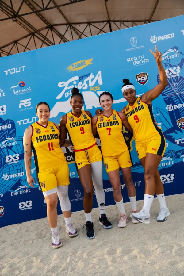 Selección femenina de Ecuador celebra con señal de victoria en el backing, RETO 3x3 Santa Marta 2026