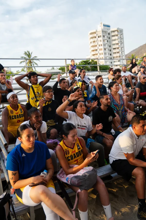 Jugadoras de Ecuador reaccionan con intensa emoción desde las gradas, RETO 3x3 Santa Marta 2026