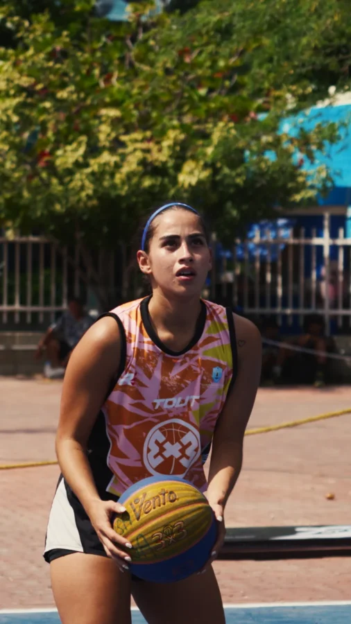 Embajadora del tour concentrada antes de un tiro libre, RETO 3x3 Santa Marta 2026