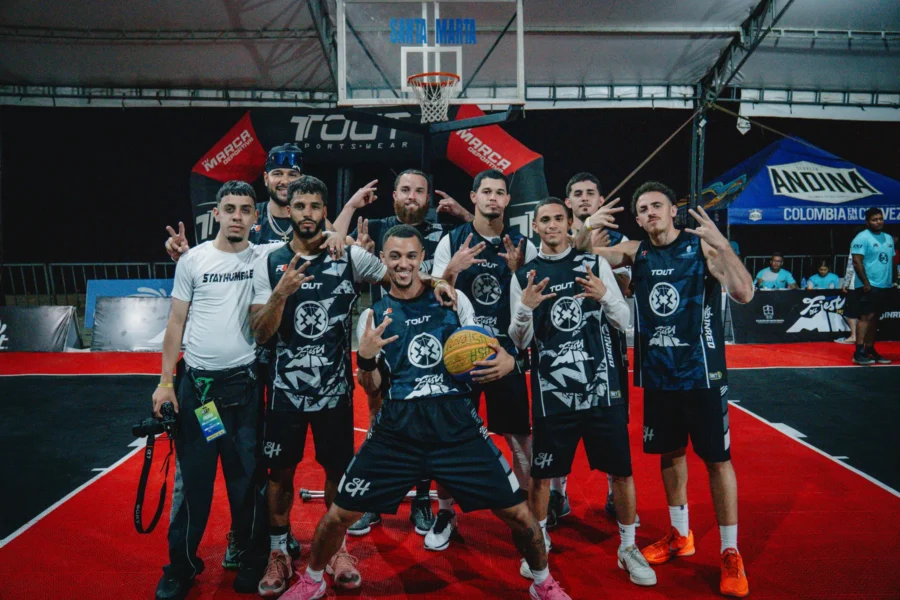 Equipo masculino celebra con gestos de victoria tras la final Élite, RETO 3x3 Santa Marta 2026
