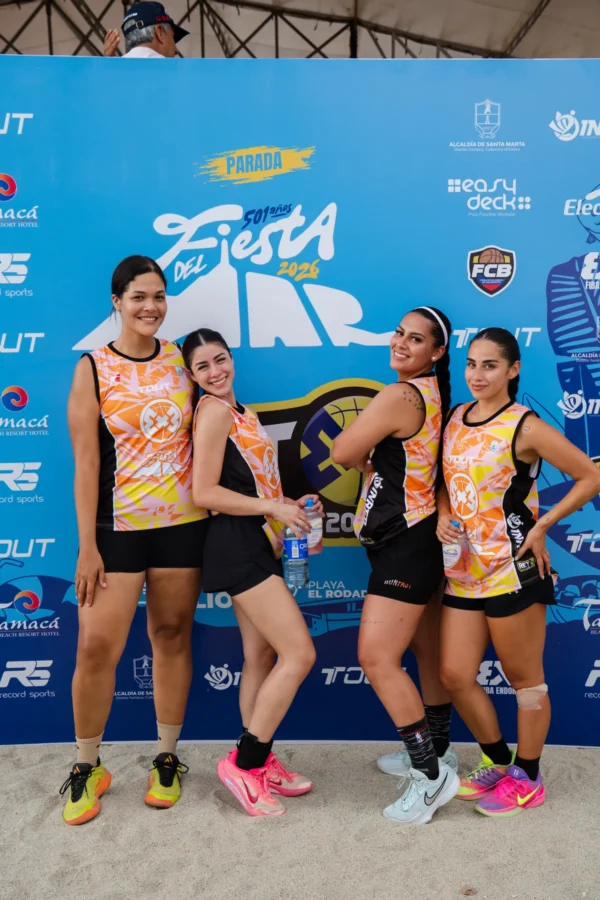 Cuatro jugadoras sonríen frente al backing oficial de patrocinadores, RETO 3x3 Santa Marta 2026