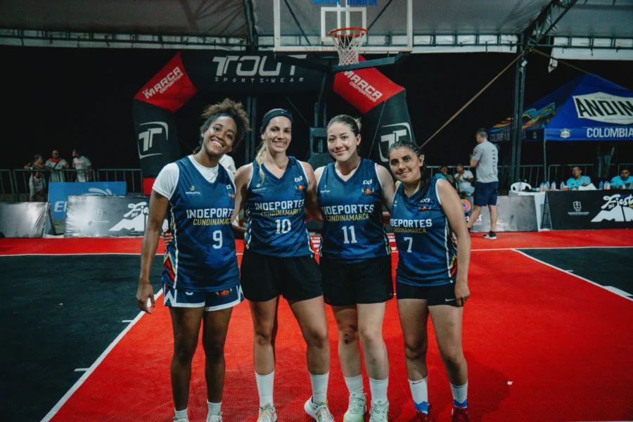 Jugadoras de Indeportes Cundinamarca posan sonrientes bajo el aro, RETO 3x3 Santa Marta 2026