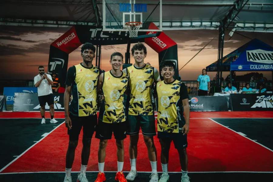 Equipo U17 posando sonriente en la cancha al atardecer, RETO 3x3 Santa Marta 2026
