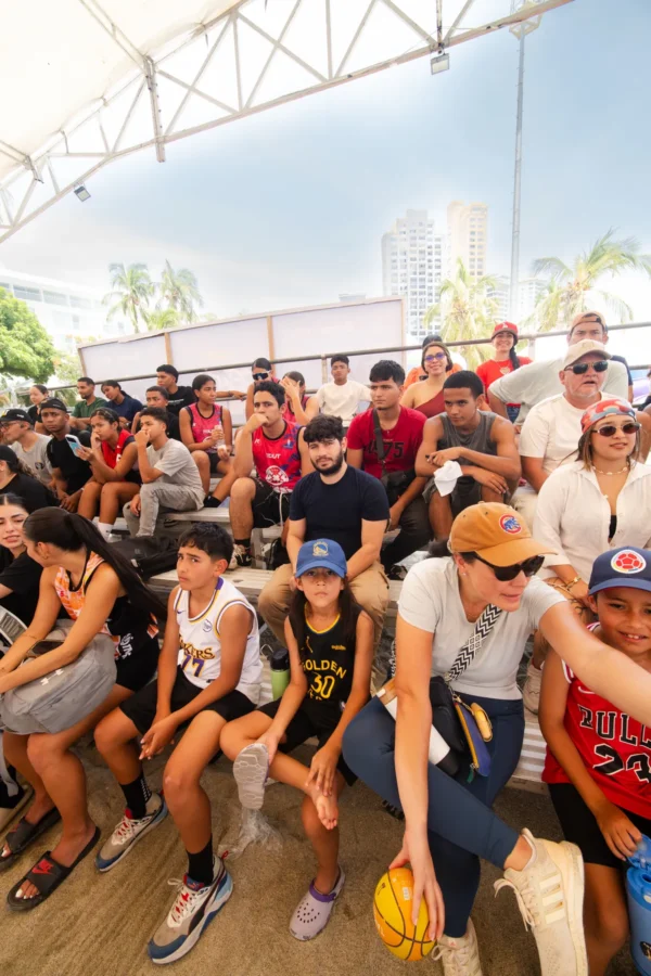 Familia de aficionados sigue el partido desde la tribuna, RETO 3x3 Santa Marta 2026