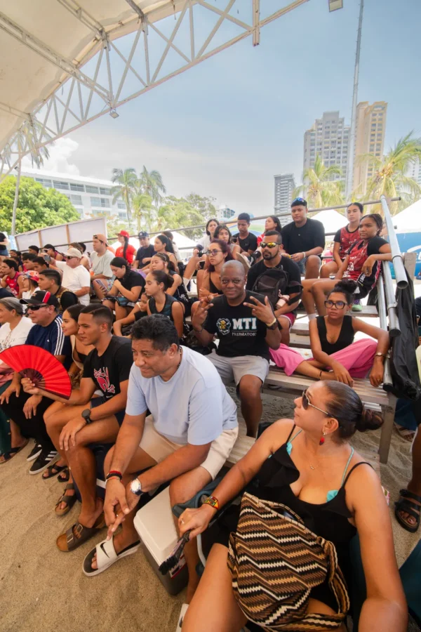 Público celebra animado en las gradas con el perfil de la ciudad de fondo, RETO 3x3 Santa Marta 2026