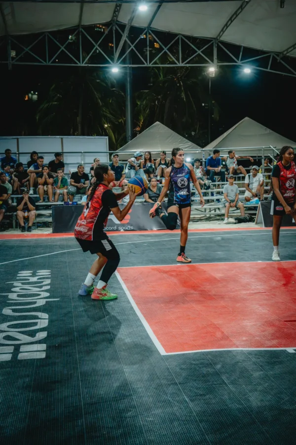 Jugadora U15 en plena jugada con las palmeras de El Rodadero de fondo, Santa Marta 2026