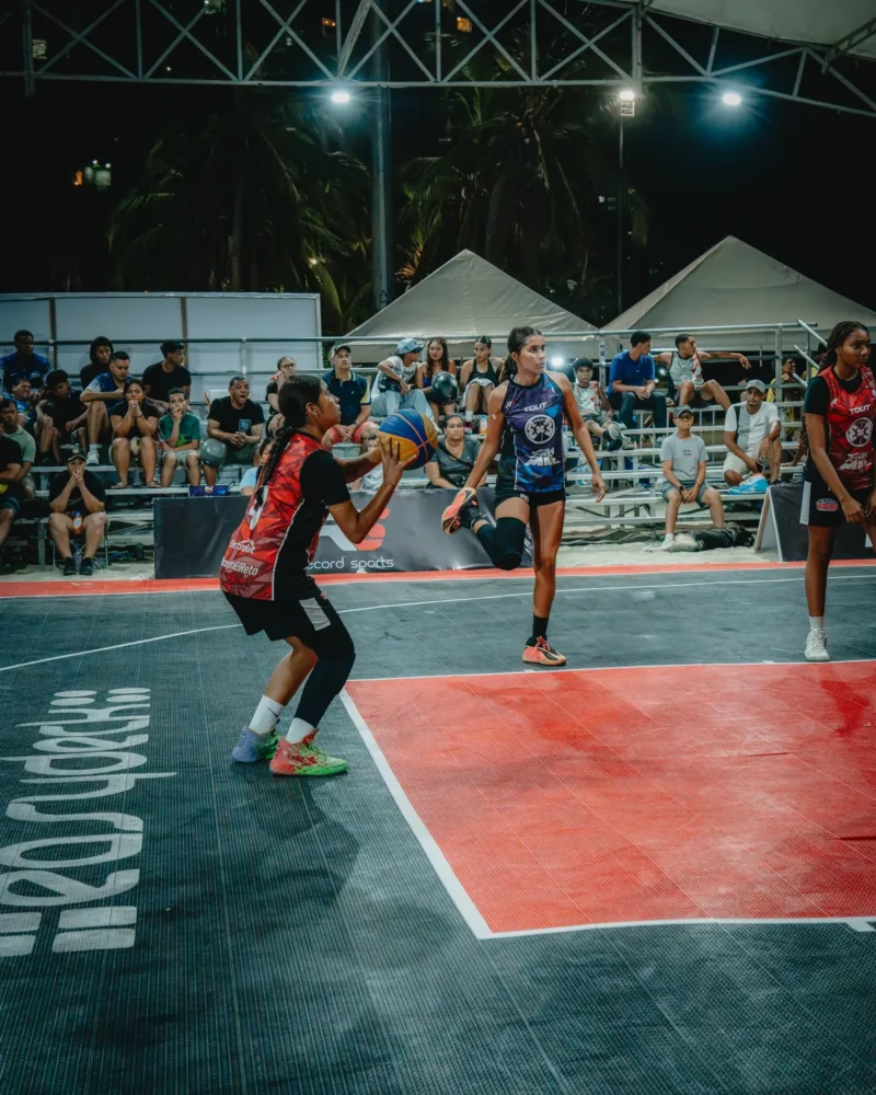 Jugadora U15 en plena jugada con las palmeras de El Rodadero de fondo, Santa Marta 2026