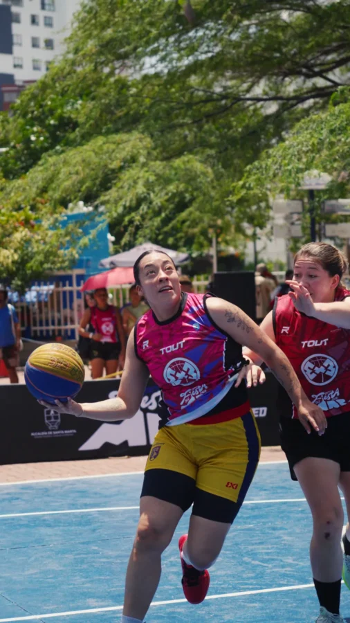 Jugadora encara el aro con el respaldo de la Alcaldía de Santa Marta detrás, RETO 3x3 2026