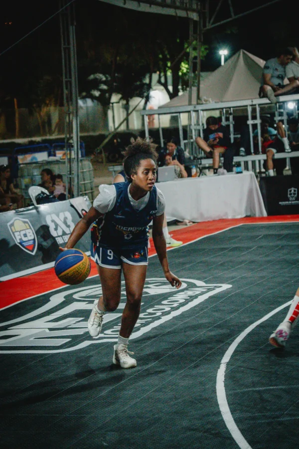 Jugadora avanza con el balón y mirada de máxima determinación en la final adulta, RETO 3x3 Santa Marta 2026