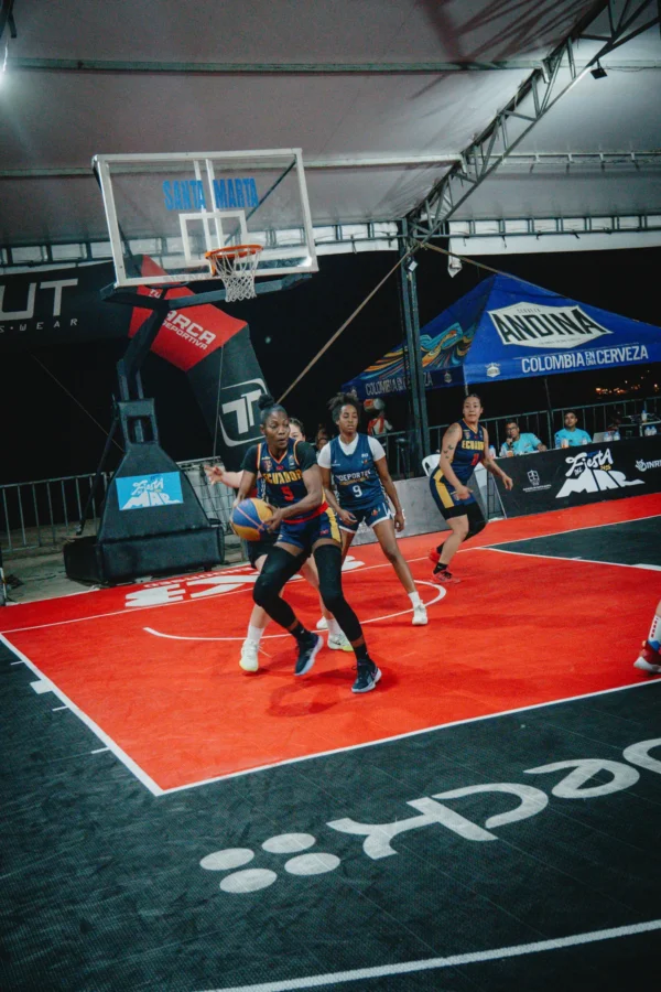 Jugadora de Ecuador conduce el balón bajo presión de las rivales, RETO 3x3 Santa Marta 2026
