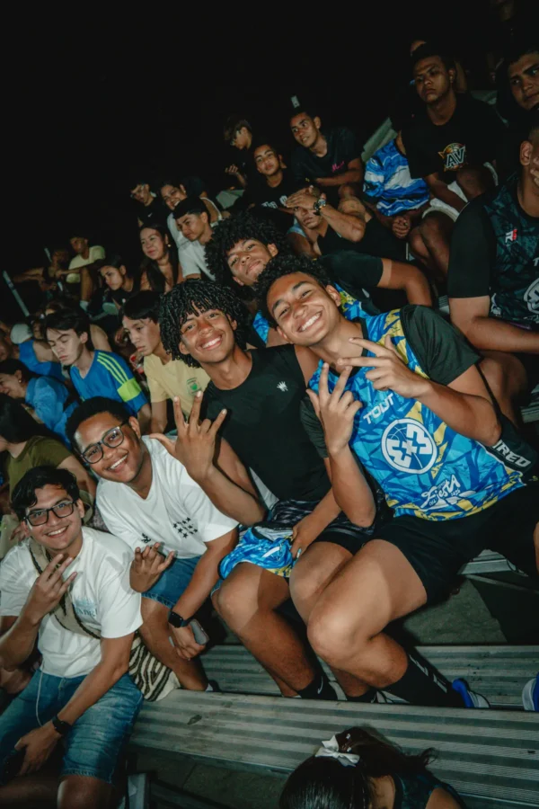 Grupo de jóvenes celebra sonriente en las gradas nocturnas, RETO 3x3 Santa Marta 2026
