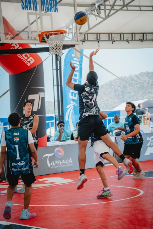 Jugador libera el balón junto al aro de Santa Marta con las montañas de fondo, RETO 3x3 2026