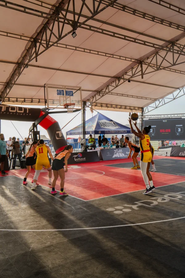 Jugadora lanza a canasta con el marcador del partido visible en RETO 3x3 Santa Marta 2026