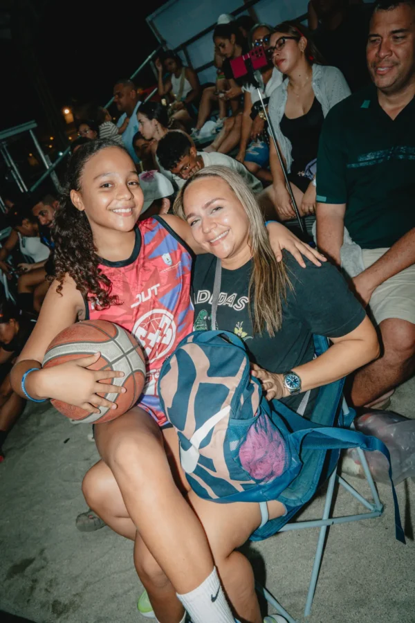 Una madre abraza con orgullo a su hija jugadora, RETO 3x3 Santa Marta 2026
