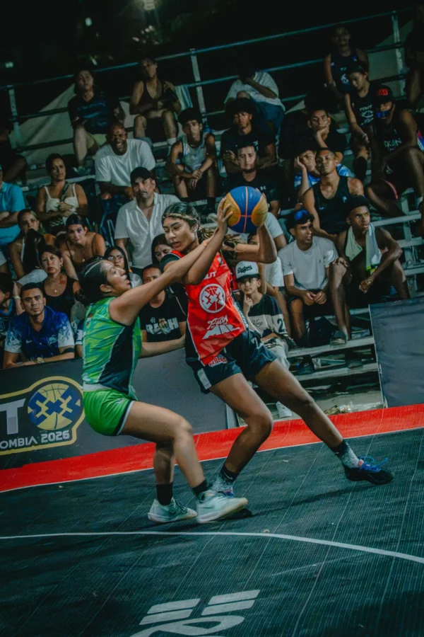 Jugadora U17 protege el balón bajo marca intensa frente al público, RETO 3x3 Santa Marta 2026