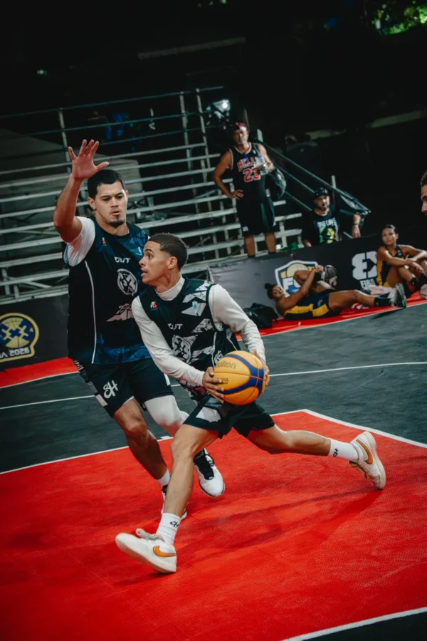Jugador penetra driblando hacia la canasta bajo la marca de un defensor, RETO 3x3 Santa Marta 2026