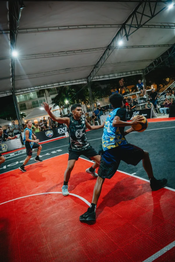 Jugador U15 penetra a canasta desafiando a un defensor, RETO 3x3 Santa Marta 2026