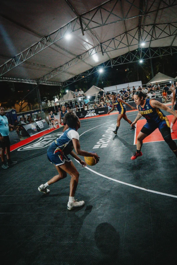 Jugadora penetra hacia la canasta rodeada de rivales frente al público, RETO 3x3 Santa Marta 2026