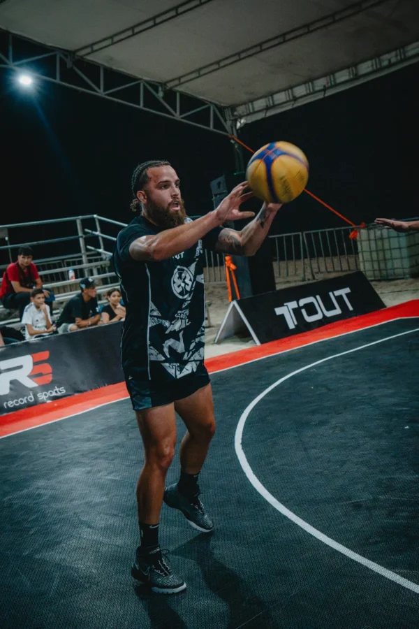 Jugador recibe el balón con máxima concentración durante la final Élite, RETO 3x3 Santa Marta 2026