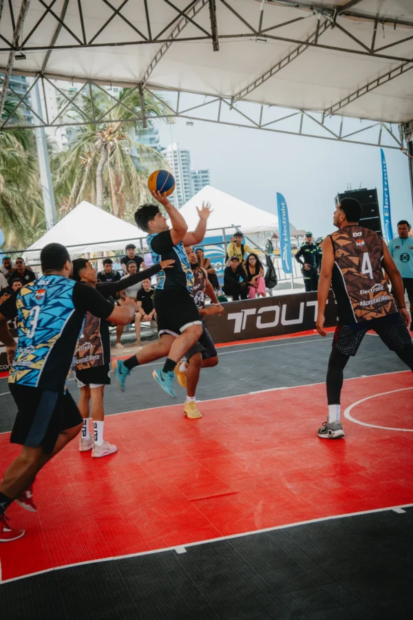 Jugador salta a lanzar bajo las palmeras con el público observando, RETO 3x3 Santa Marta 2026