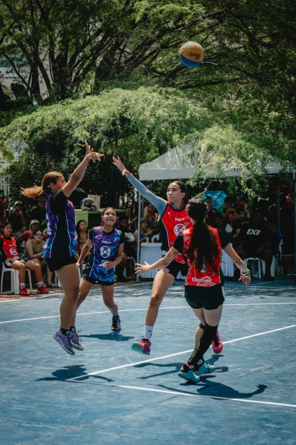 Jugadoras saltan a disputar el balón en el aire, RETO 3x3 Santa Marta 2026