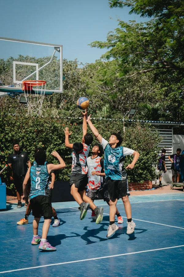 Salto múltiple por el rebote bajo el aro en el RETO 3x3 Santa Marta 2026