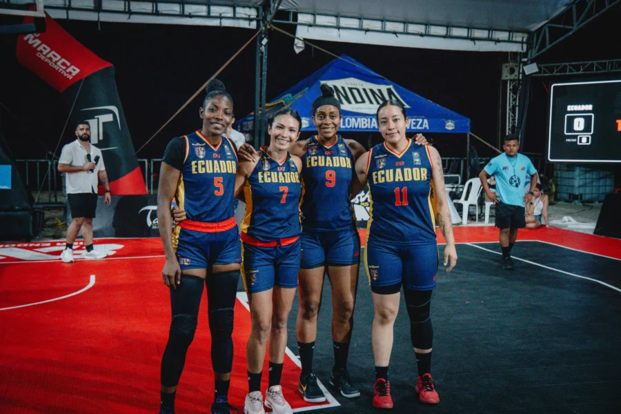 Jugadoras de la selección de Ecuador posan abrazadas antes de la final, RETO 3x3 Santa Marta 2026