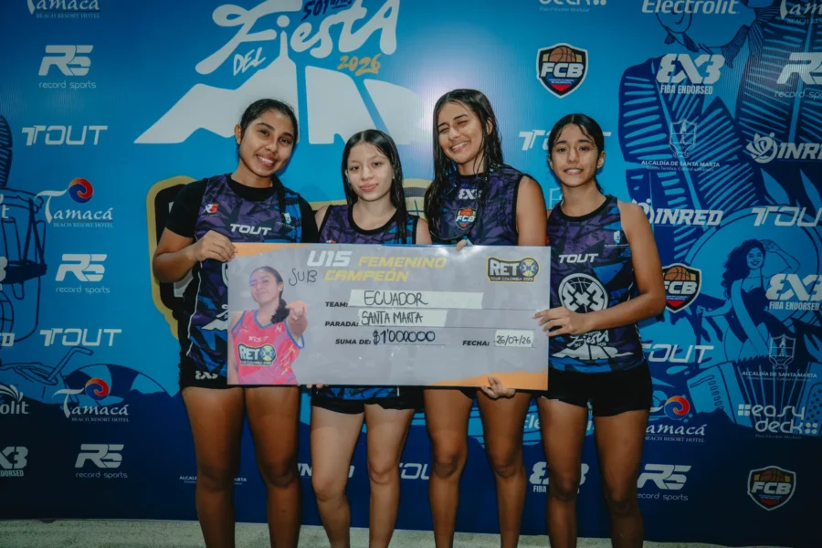 Equipo de Ecuador celebra el subcampeonato U15 femenino con su cheque, RETO 3x3 Santa Marta 2026