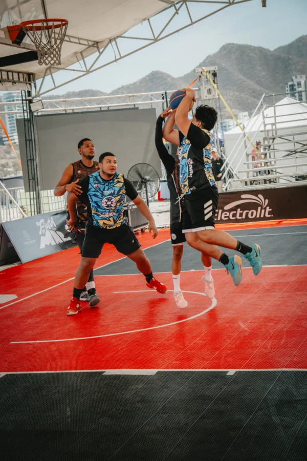 Jugador salta a lanzar con las montañas de Santa Marta de fondo, RETO 3x3 2026