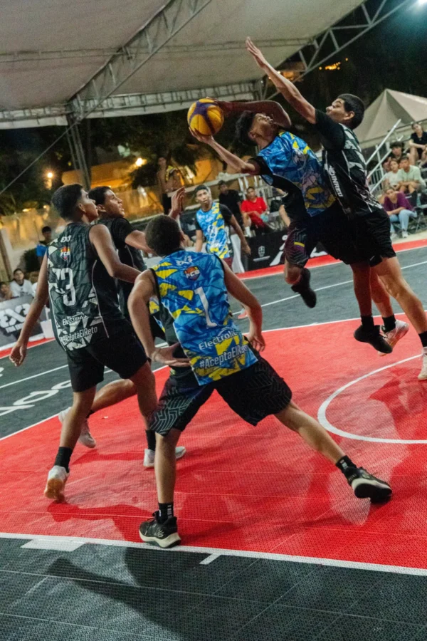Jugador U15 lanza en suspensión rodeado de defensores, RETO 3x3 Santa Marta 2026