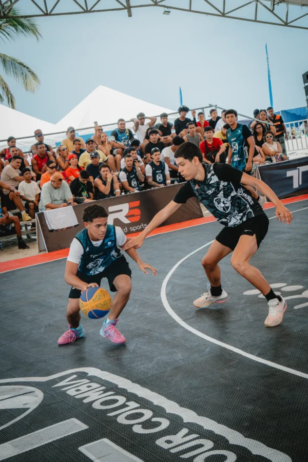 Jugador dribla en un mano a mano frente a un lleno total de espectadores, RETO 3x3 Santa Marta 2026